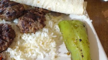 Kebap, geleneksel Türk eti. Tabakta salata var. 