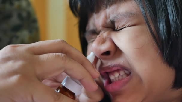 Närbild Sjukt Barn Med Nässpray — Stockvideo