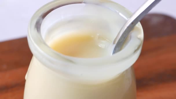 Skondensowane Mleko Misce Bliska — Wideo stockowe