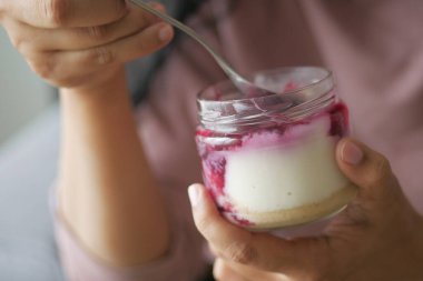  kaşık seçmeli çilekli kek,