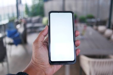 Akıllı telefon kullanarak genç adamın elini kapat.