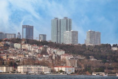 Boğazın yamacındaki yerleşim birimlerine. 