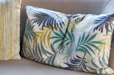 Kanepede yaprak desenli yastık .