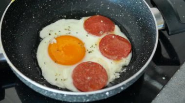Tabakta sosisle karıştırılmış yumurta. .