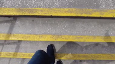 Ayakkabılı bir adamın yolda yürürken ki görüntüsü. .