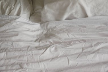 Sabahın köründe dağınık yatak, uyandıktan sonra dağınık yatak. .