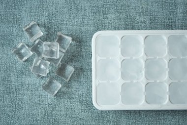 Beyaz arkaplanda birçok buz küpünü kapat .