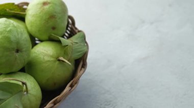 Masadaki guava dilimini kapat. .
