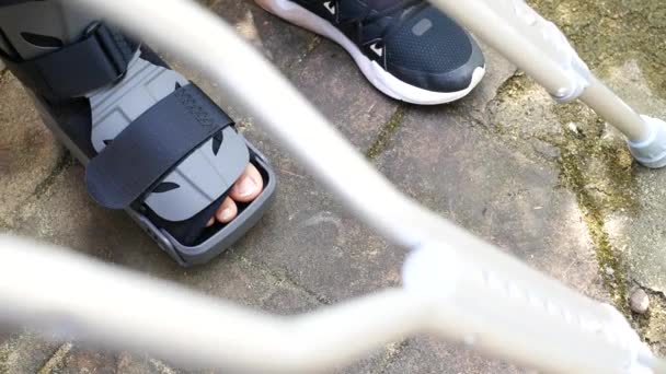 Femei Picioare Rupte Lovitură Gleznă Gri Din Plastic Care Protejează — Videoclip de stoc