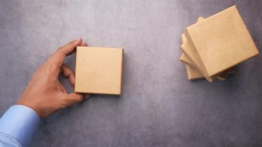 Masadaki bir kutunun üstündeki yüzde 50 indirim tabelasının üst görünümü .