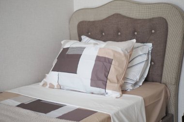 beyaz yastık yatağa dizilmiş. ,