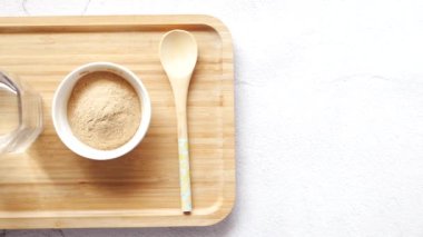 Bira mayalarını bir bardak suda karıştırıyorum. .