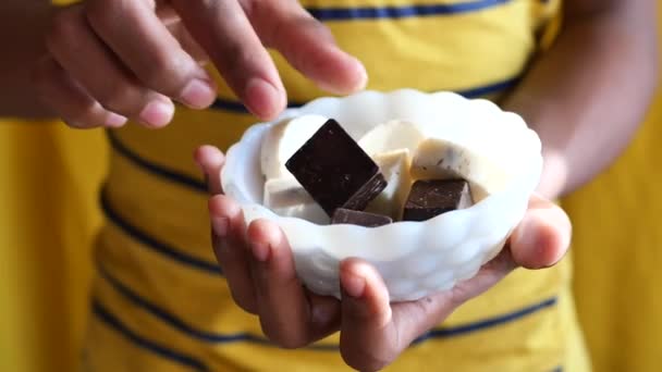 Hommes Cueillette Main Chocolat Noir — Video