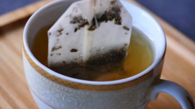 ahşap masa yakın çekim üzerinde çay poşeti ile çay