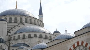 Mavi gökyüzüne karşı güzel bir cami. .