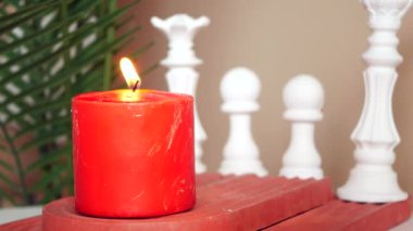  renkli mumlar karanlıkta yavaşça yanıyor. .