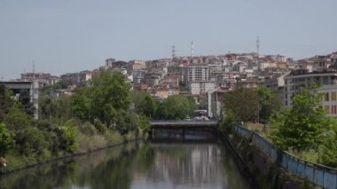 Boğazın yamacındaki yerleşim birimlerine. 