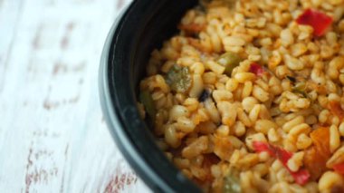 bulgur pilavı ve domates tabağı.