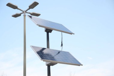 Mavi gökyüzüne karşı güneş panelini kapat .