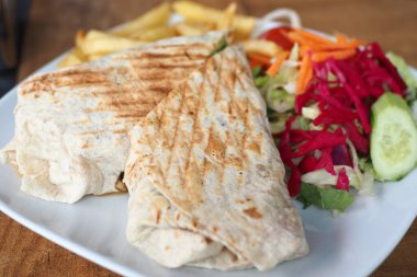 Kahve masasında sebzeli tavuk rulosu.