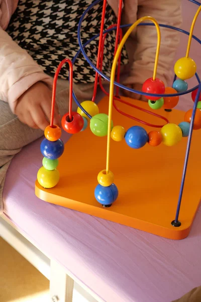 Малыш Играет Игрушкой Изучающей Математику — стоковое фото