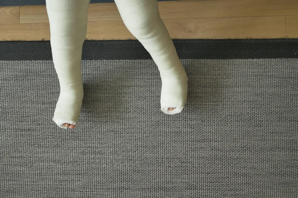 Bacağında Yara Bandı Olan Küçük Bir Çocuk — Stok fotoğraf