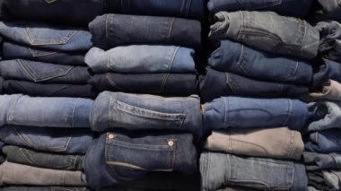 Çeşitli kot pantolonlar yığını