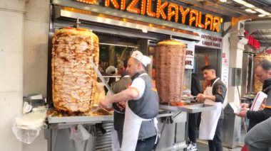Hindi İstanbul 12 Mayıs 2023 Taksim Meydanı 'nda donör kebabı kesiyor .