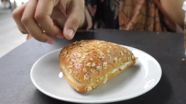  Kadınlar organik vejetaryen burger seçer.