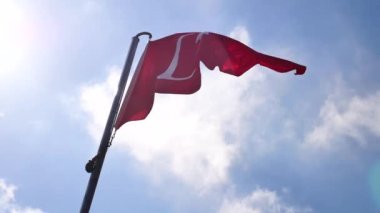 Gökyüzüne Karşı Türk Bayrağının Düşük Açı Görünümü