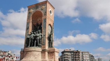 Türkiye İstanbul 12 Mayıs 2023. Taksim Meydanı ve Taksim Mousque arka planda.