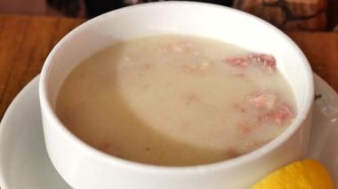 Bir kase tavuk çorbası karıştırıyorum. .