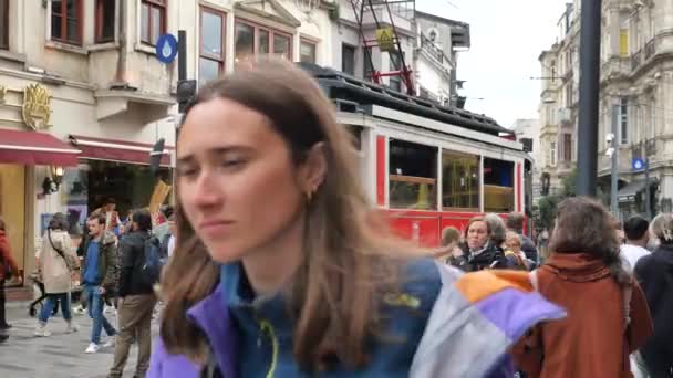 Türkiye Stanbul Mayıs 2023 Taksim Meydanı Nda Nostaljik Kırmızı Tramvay — Stok video