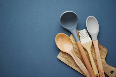 Ahşap çatallar ve siyah renkli arka planda bir kesim tahtası. .