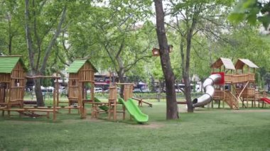 İstanbul 'daki ahşap çocuk parkı. ,