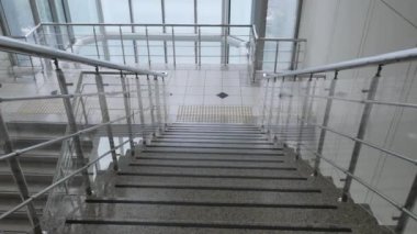 Yeraltından yukarı doğru bir binanın merdivenleri. ,