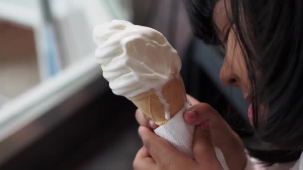 Дети Держат Ванильное Мороженое Вафельном Коне — стоковое видео
