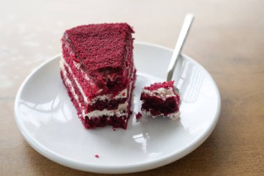 Tabakta kırmızı kadife kek .