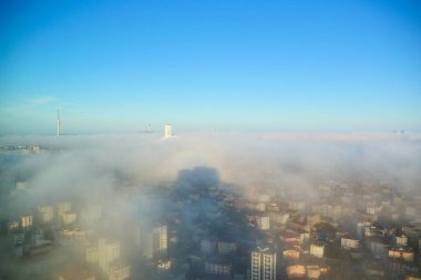 İstanbul sehrinin yukarısındaki seyrek kış sisi 