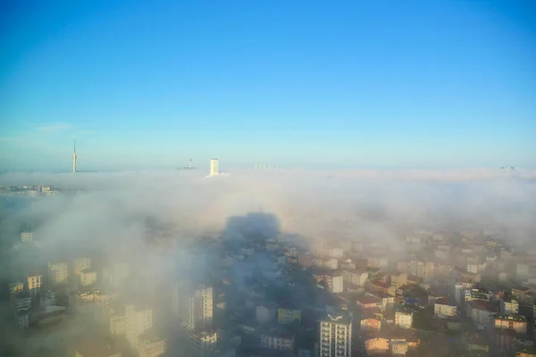Niebla Invierno Rara Por Mañana Temprano Sobre Horizonte Ciudad Estambul — Foto de Stock