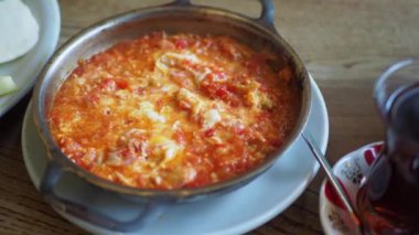 Türk Menemen omleti tavada. 