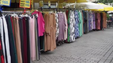 Satılık pek çok kadın giysisini kapatın. .