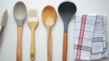 Ahşap çatallar ve beyaz arka planda masa örtüsü. .