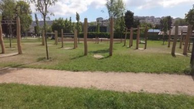 Sabahın erken saatlerinde yürüyüş yolu olan şehir parkları ,