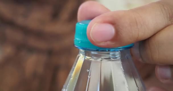Abrir Una Tapa Una Botella Agua Plástico — Vídeo de stock