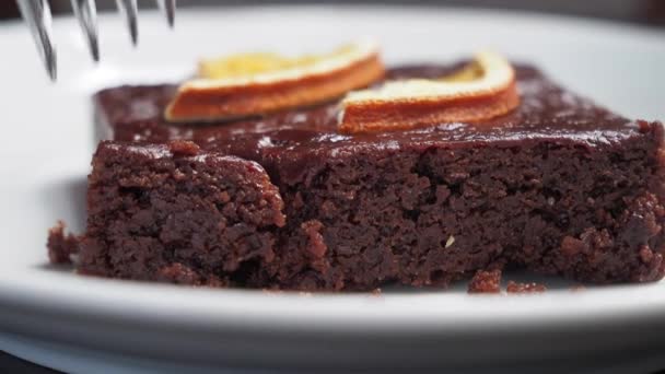Plátek Brownie Talíři Stole — Stock video