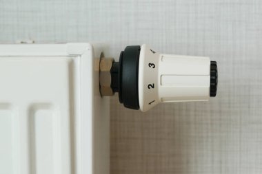 Beyaz radyatör gri beyaz duvarda. apartman ısıtma kurulum sistemi, .