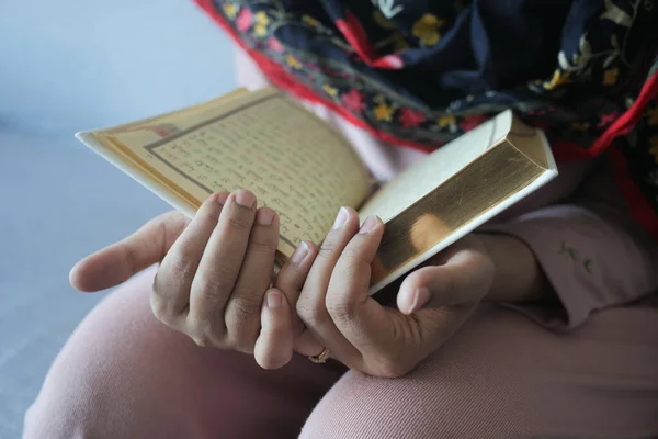 Mulheres Muçulmanas Leitura Mão Alcorão — Fotografia de Stock