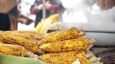 İstanbul 'da bir markette satılık ızgara mısır. .