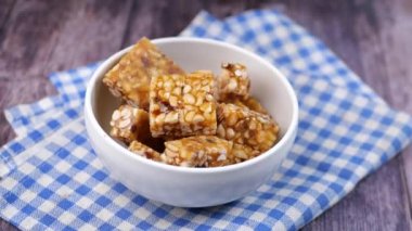 fıstıklar masada tatlı şekerler .